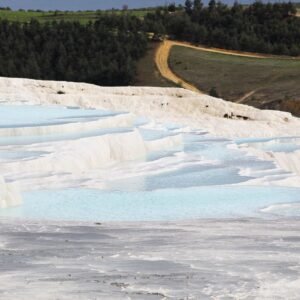 Cleopatras antique pool — Pamukkale thermal terraces with turquoise water