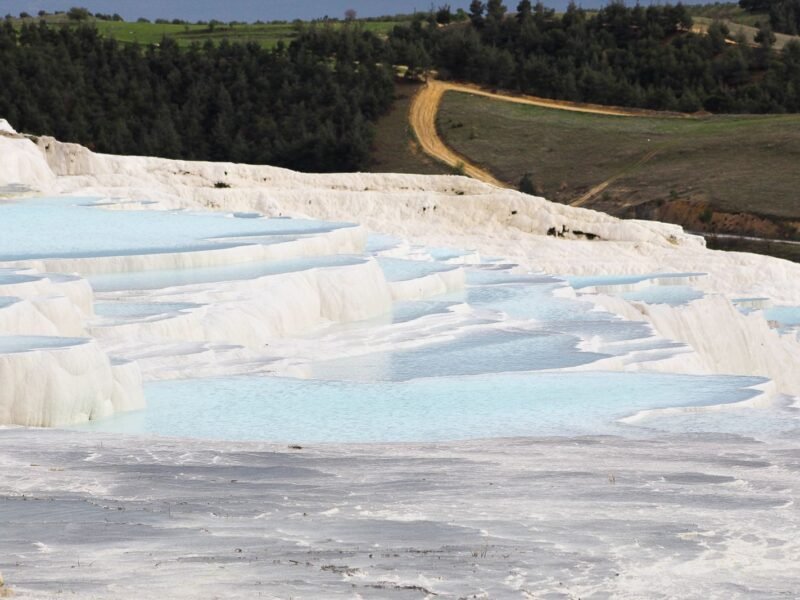 Cleopatras antique pool — Pamukkale thermal terraces with turquoise water