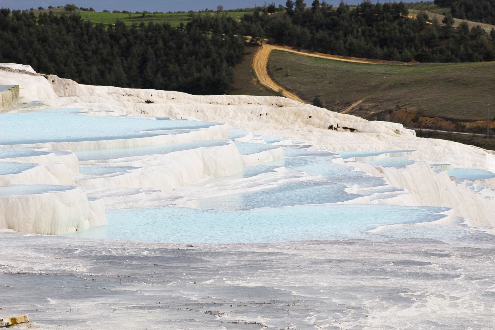 Cleopatras antique pool — Pamukkale thermal terraces with turquoise water